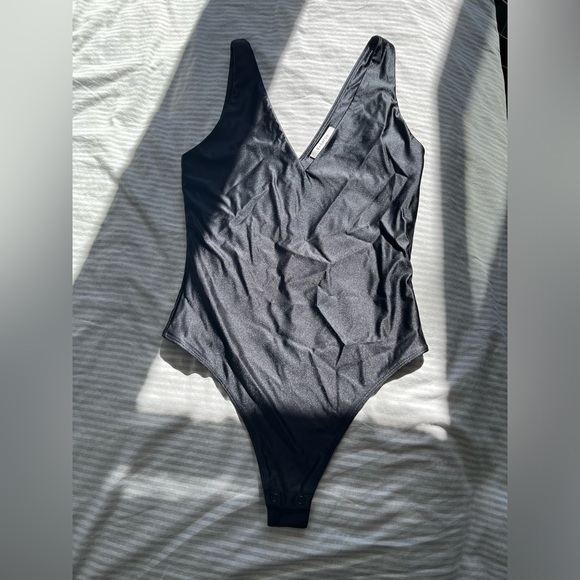 Babaton Contour V neck Bodysuit - Picture 3 of 7